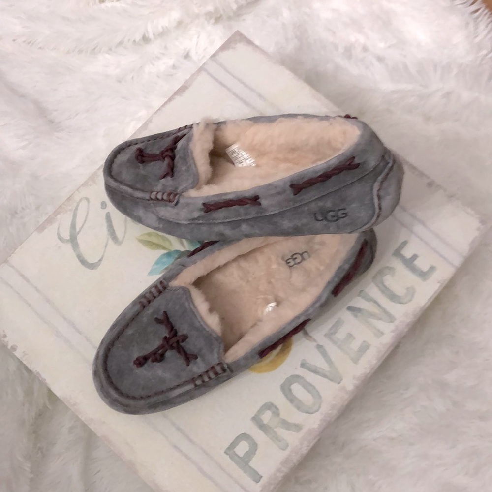 UGG Moccasins Sz 8